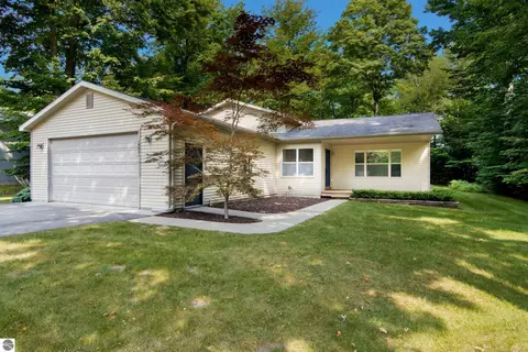 19921 Beechridge Dr, Lake Ann, MI 49650