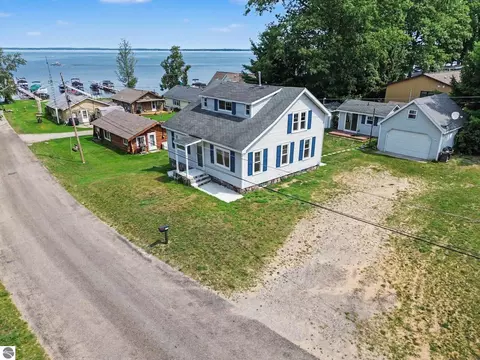 110 Guernsey Ave, Houghton Lake, MI 48629