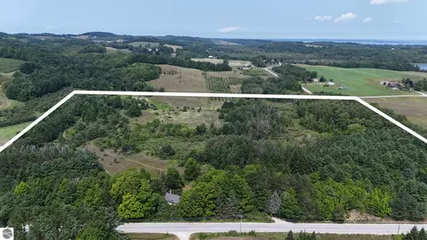 10611 E Omena Rd, Northport, MI 49670