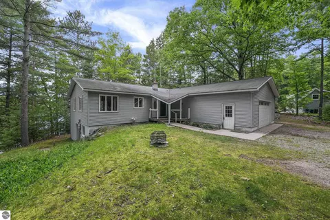21 High Lake Rd, Traverse City, MI 49696