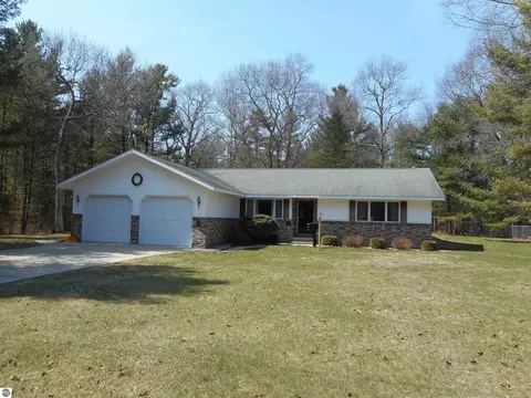 1001 Wintergreen St, East Tawas, MI 48730