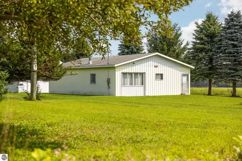 6726 S Snyder Rd SW, Fife Lake, MI 49633