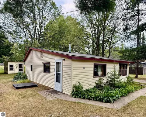 407 Hunter Dr, Lake, MI 48632