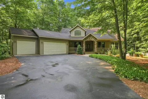 982 Shamrock Ln, Traverse City, MI 49696