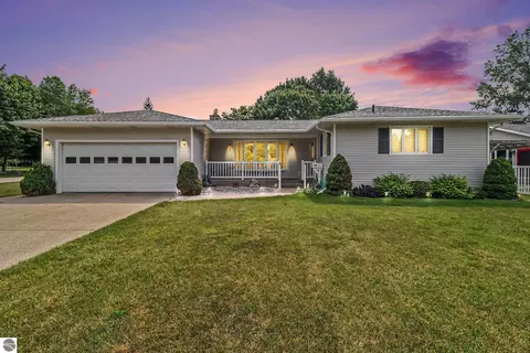 557 Broad Ave, Manistee, MI 49660