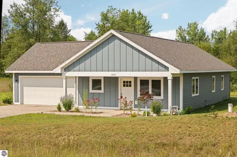8522 Olivia Dr, Maple City, MI 49664