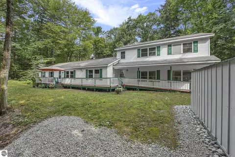 13057 N Cherrywood Ct, Northport, MI 49670