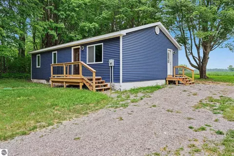 1051 Circle Dr, Lake Isabella, MI 48893