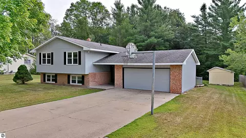 8133 Cherry Ln, Cadillac, MI 49601