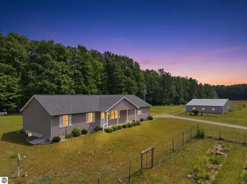 275 S 35 Rd, Cadillac, MI 49601