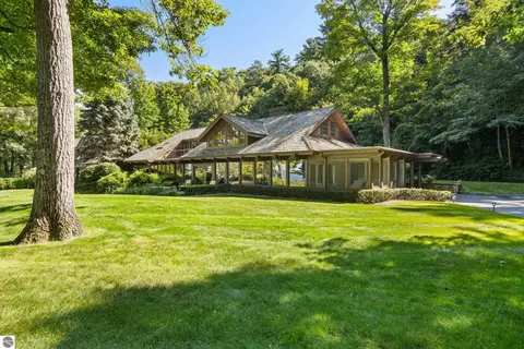 7200 Peninsula Dr, Traverse City, MI 49686