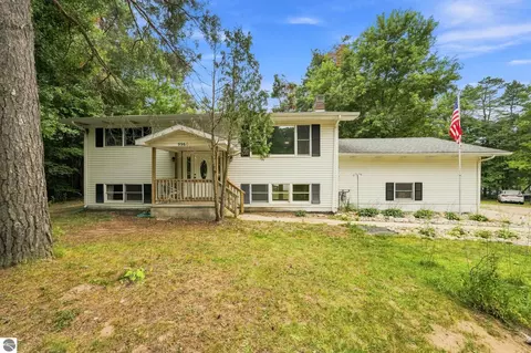 9960 E 13th St, Cadillac, MI 49601