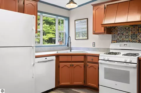Kitchen - 3652 S Schomberg Rd, Cedar, MI 49621 photo 2 of 6