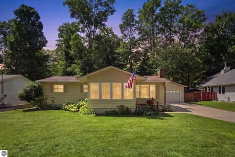 133 Winona Pl, Cadillac, MI 49601
