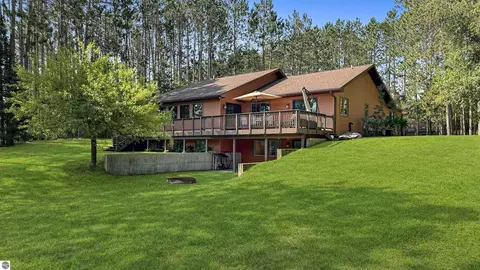 125 Lakewood Dr, Cadillac, MI 49601