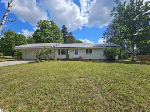 5095 N Crosby Rd, Cadillac, MI 49601