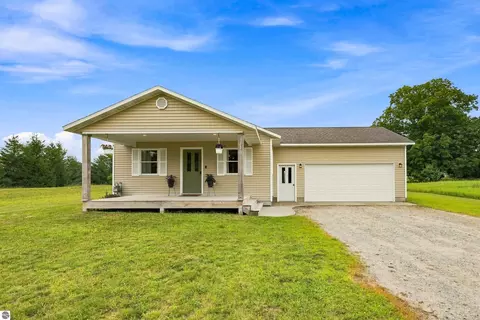 8361 King Arthurs Ct, Kingsley, MI 49649
