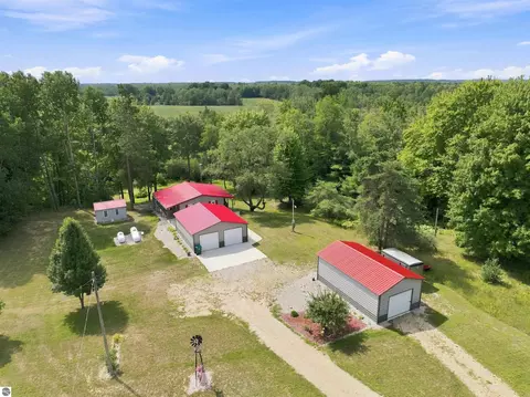 2137 W Rainbow Rd, Mcbain, MI 49657