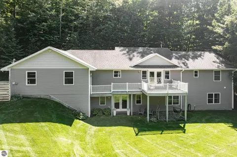 4301 W Burdickville Rd, Maple City, MI 49664