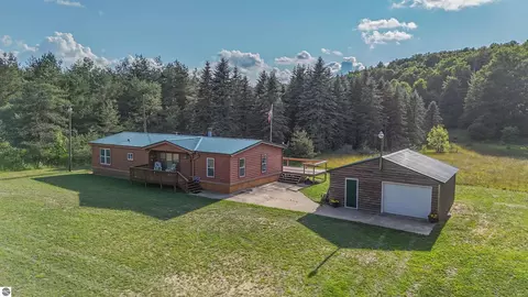 3749 N 29 14 Rd, Mesick, MI 49668