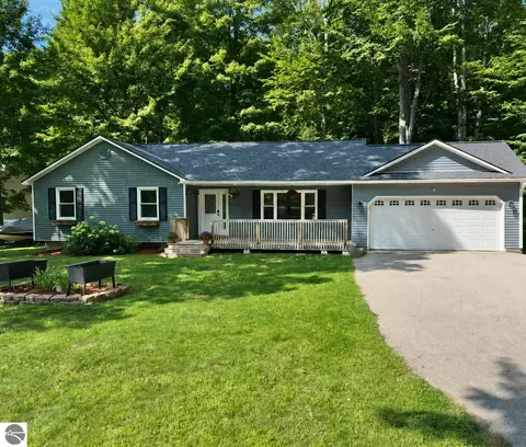 8570 Bent Pine Dr, Lake Ann, MI 49650