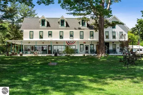 18599 Mission Rd, Traverse City, MI 49686