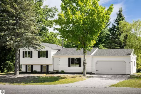 3880 Whispering Oaks Dr, Traverse City, MI 49696