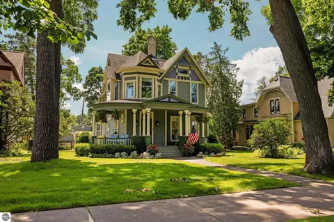 213 Sixth St, Traverse City, MI 49684