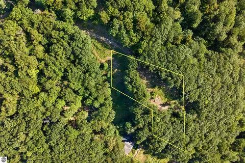000 Woodsmere Rd, Frankfort, MI 49617