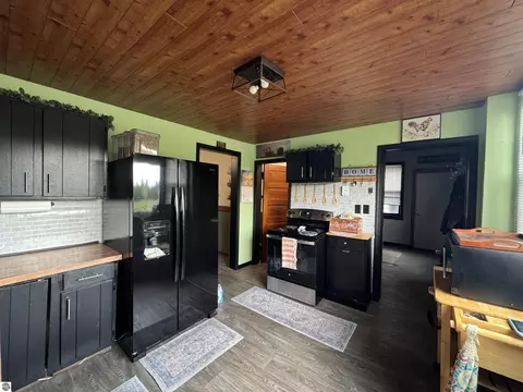 Kitchen - 7146 River Rd, Evart, MI 49631 photo 3 of 4