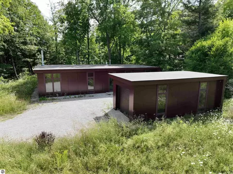 626 N Thunder Rd, Northport, MI 49670