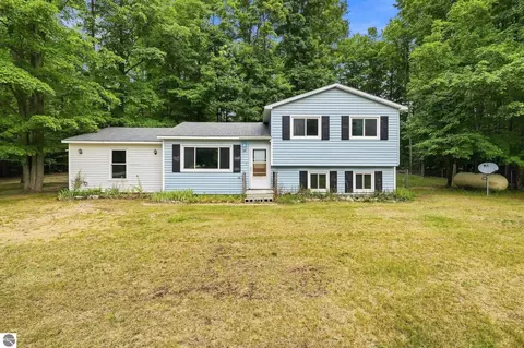 4893 Benjamin Donald Dr, Kingsley, MI 49649