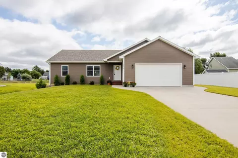 1976 Hansen Cir, Traverse City, MI 49685