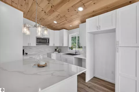 Kitchen - 7604 W Pratt Rd, Dewitt, MI 48820 photo 3 of 5