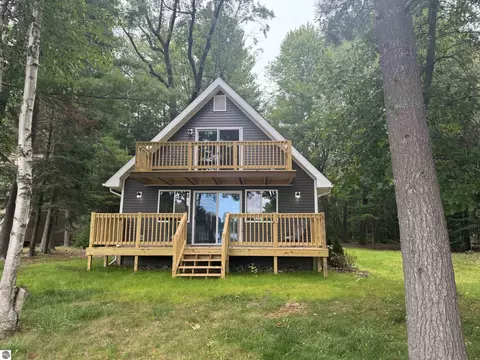 701 Springwood Dr, Prudenville, MI 48651
