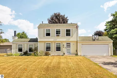 3137 Horseshoe Dr, Traverse City, MI 49684