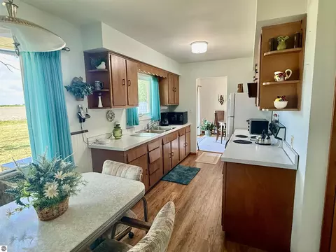 Kitchen - 3509 E Saint Charles Rd, Ithaca, MI 48847 photo 1 of 2