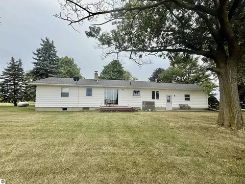 Exterior - 3509 E Saint Charles Rd, Ithaca, MI 48847 photo 4 of 10