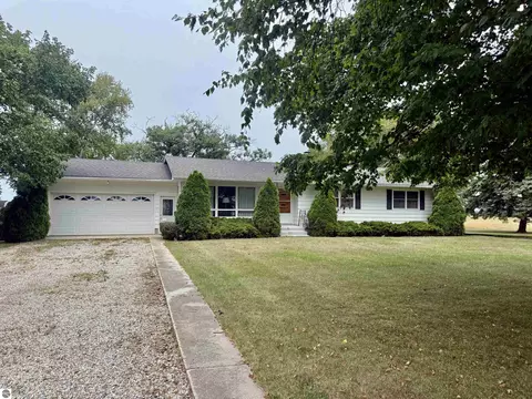 Exterior - 3509 E Saint Charles Rd, Ithaca, MI 48847 photo 2 of 10