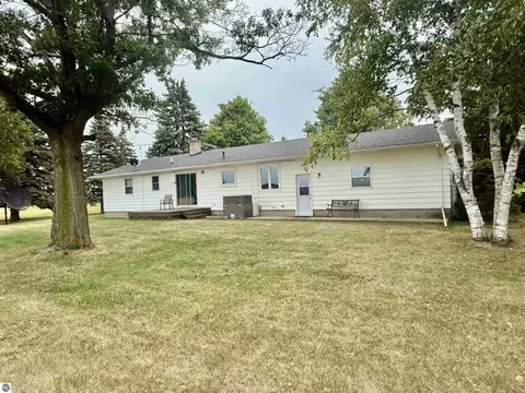 Exterior - 3509 E Saint Charles Rd, Ithaca, MI 48847 photo 3 of 10