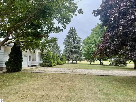 Exterior - 3509 E Saint Charles Rd, Ithaca, MI 48847 photo 6 of 10