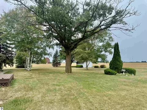 Exterior - 3509 E Saint Charles Rd, Ithaca, MI 48847 photo 5 of 10