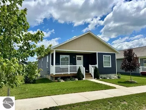 886 Sepia St, Traverse City, MI 49696