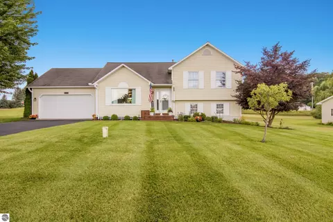 2009 Black Forest Ln, Traverse City, MI 49686