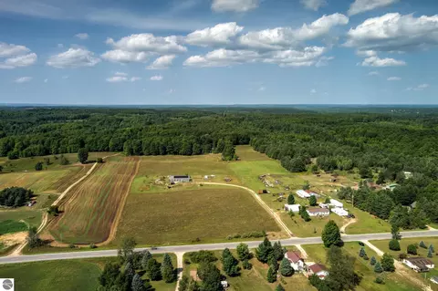 191 E Center Rd, Kingsley, MI 49649