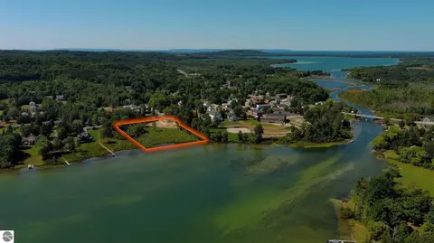 509 S Lake Shore Dr, Lake Leelanau, MI 49653