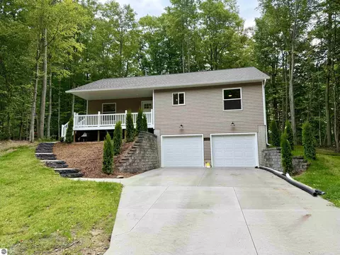 1136 Birmley Estates Dr, Traverse City, MI 49696