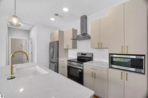1109 S Carver St # 5, Traverse City, MI 49686