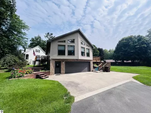 465 Saint Andrews Dr, Gladwin, MI 48624