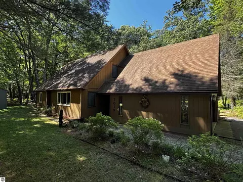7015 Huntington Dr, Oscoda, MI 48750